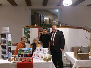Informationsstand zur Dorfkapelle Saaß am Adventsmarkt in Burglengenfeld mit Bürgermeister Gesche